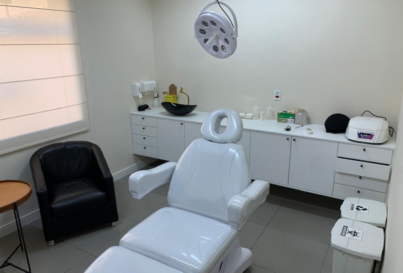 A sala de procedimentos conta com equipamentos modernos e avançados