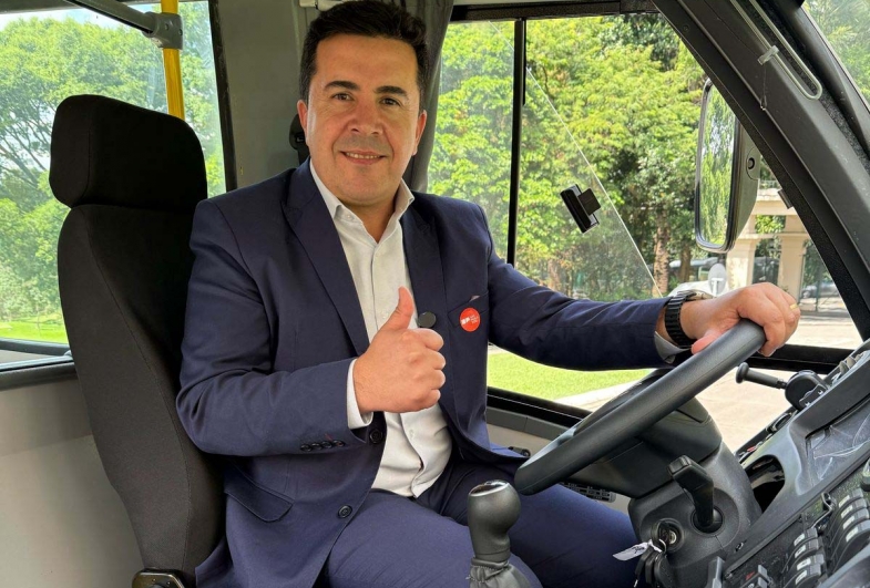 Prefeito Cristiano Amorim a bordo do novo veículo que irá compor a frota de Timburi