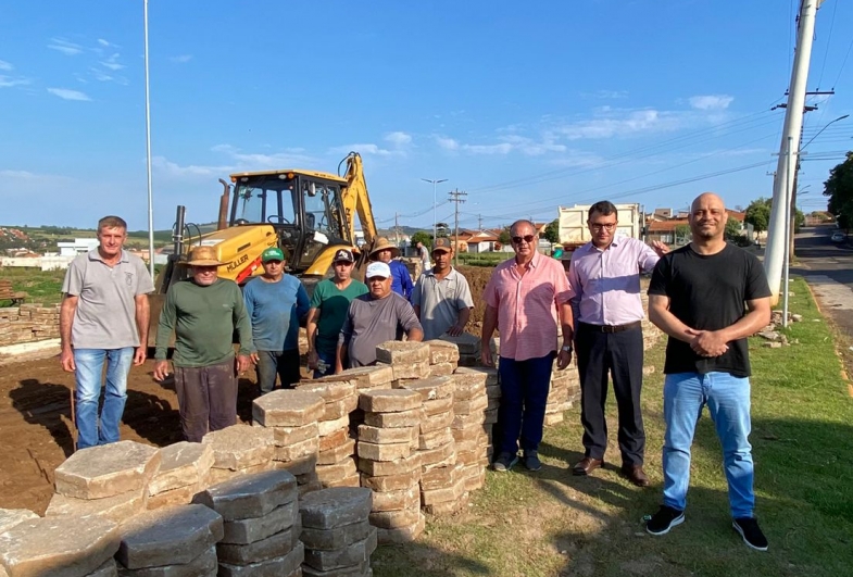 Marcão, Victor e Bruno durante a visita nas obras de lajotamento da Avenida das Rosas