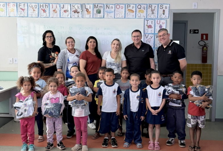 Gestão Roberto Araujo entrega uniforme a alunos de creches e escolas municipais
