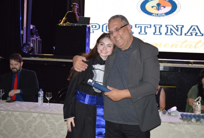 Professor Gilson entregando o diploma para a aluna Maria Clara Martins Michelin