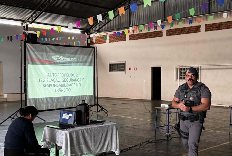 Cabo Freire orienta alunos do Cefar sobre segurança  no trânsito e uso de veículos elétricos
