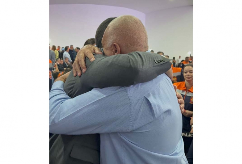 Abraço do governador Tarcísio no prefeito João