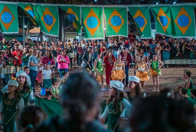 Ato Cívico antecipado reúne escolas e  ótimo público na Feira da Lua em Fartura