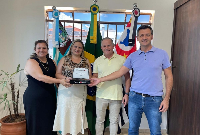 Secretária municipal da educação Lenita, coordenadora pedagógica da Escola Arlindo Bérgamo e articuladora municipal do programa AlfabetizaJuntos Bruna, prefeito Edinho e vice Rafael