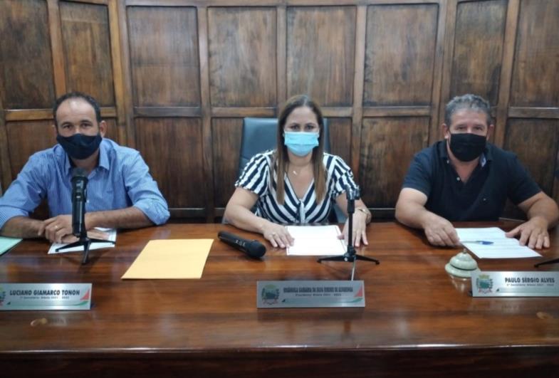 Vereador homenageia colaboradores do “Cemitério Municipal”