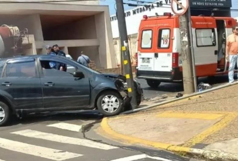 Carro acerta semáforo após batida e congestiona trânsito