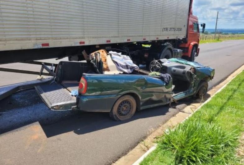 Motorista fica ferido após caminhão arrancar teto de carro em batida 