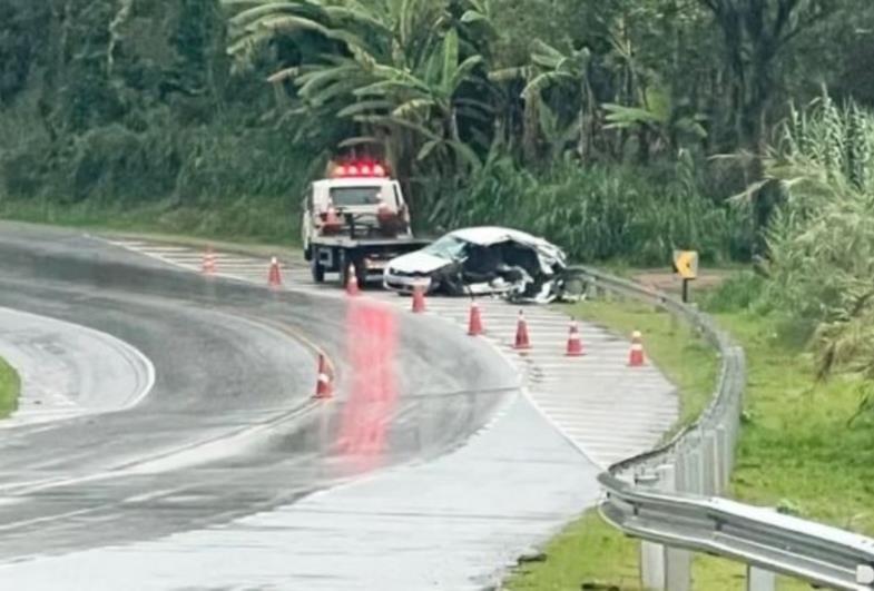 Acidente entre carro e caminhão deixa feridos; caminhoneiro fugiu sem prestar socorro