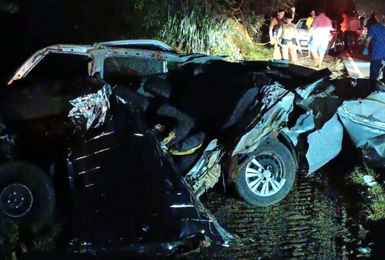 Grave acidente entre carro e caminhão deixa ao menos dois mortos na PR 218 em Carlópolis