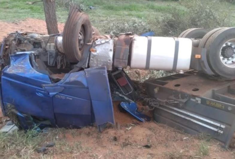 Colisão entre carretas deixa motorista ferido na Rodovia Transbrasiliana em Ourinhos