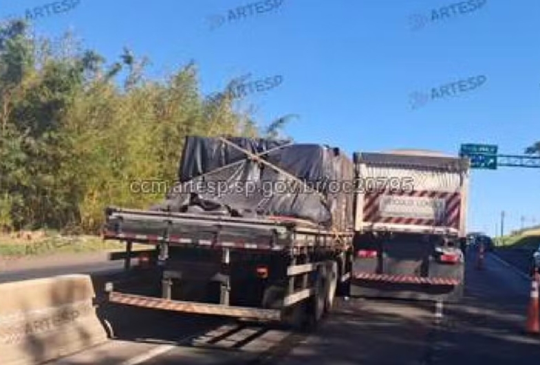 Acidente entre duas carretas interdita a Rodovia Raposo Tavares em Ourinhos