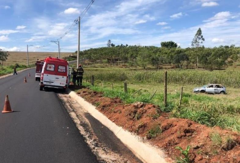 Carro capota e deixa cinco feridos em estrada vicinal