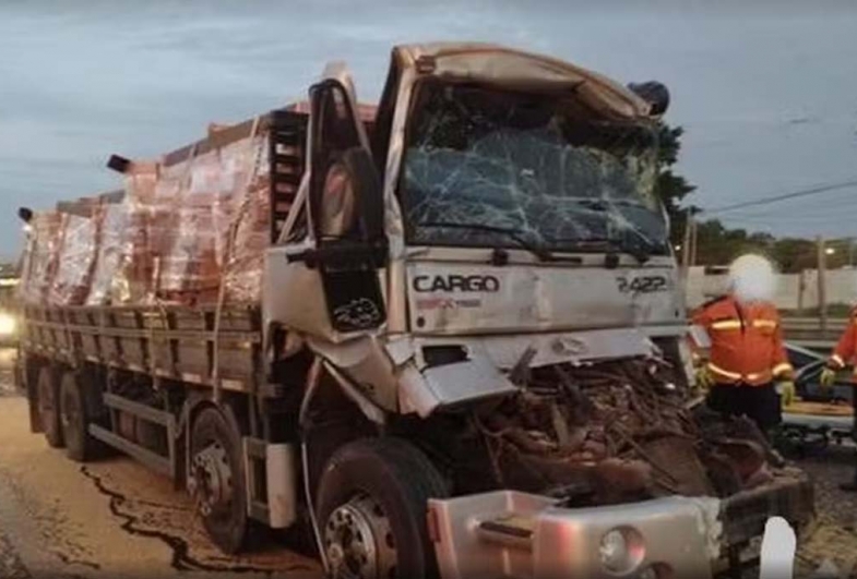 Motorista fica ferido em acidente com dois caminhões na Rodovia João Mellão em Avaré