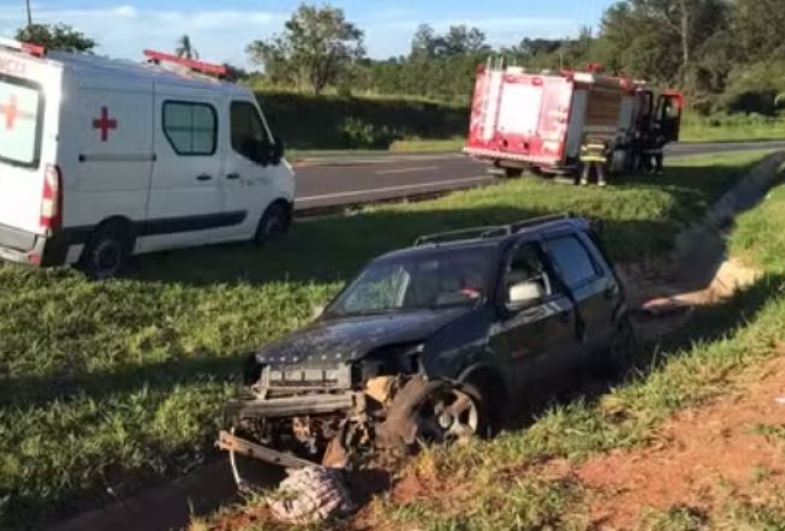 Idoso morre após colidir carro e ser arremessado para fora do veículo em Paranapanema