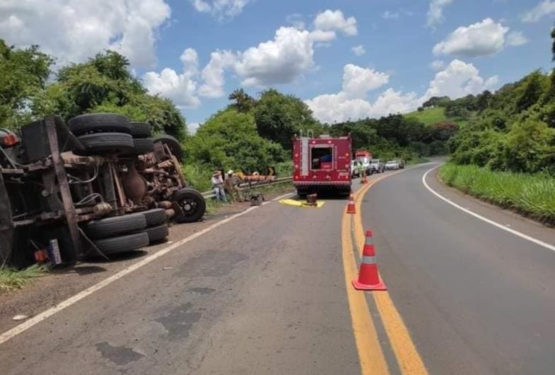 MOTORISTA FICA PRESO ÀS FERRAGENS APÓS CAMINHÃO TOMBAR PRÓXIMO A FARTURA