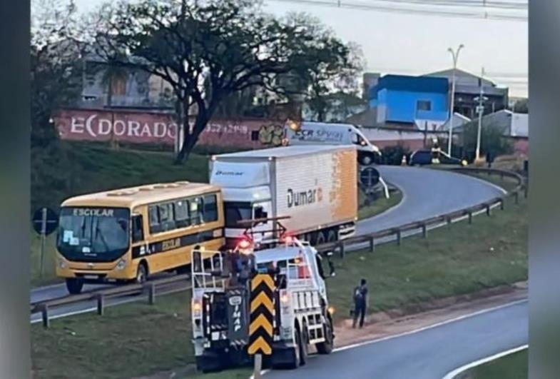 Caminhão atinge traseira de ônibus escolar 