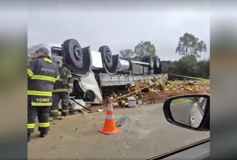 Motorista morre após carreta tombar em rodovia vicinal de Itaporanga