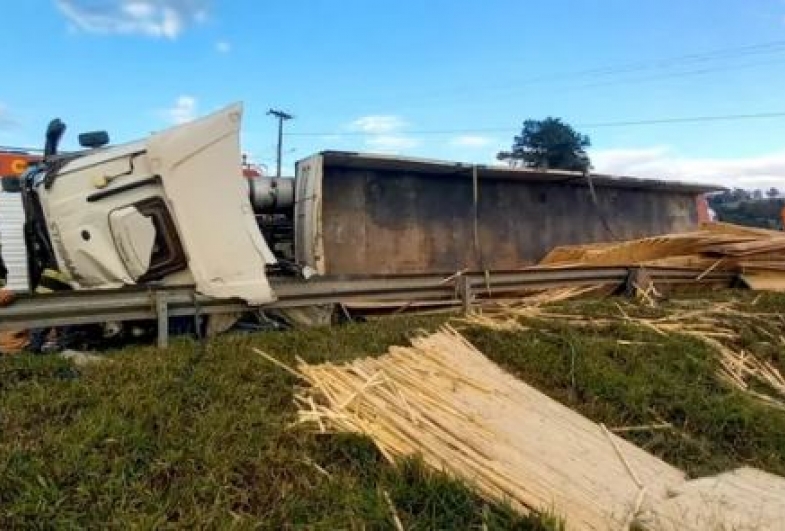 Caminhão carregado com madeira tomba e mobiliza bombeiros de Itararé