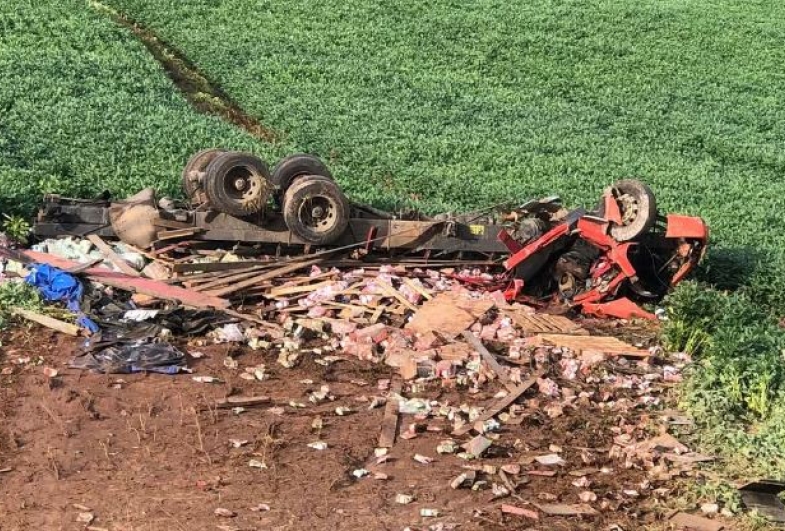 Homem morre após caminhão ficar ‘esmagado’ ao cair em ribanceira de serra em Pardinho