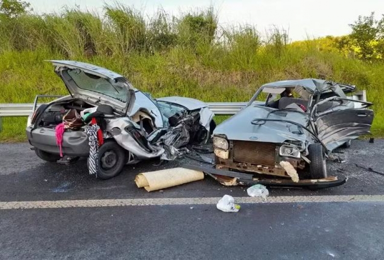 Acidente com carros e caminhão causa morte e deixa feridos em avenida de Piraju