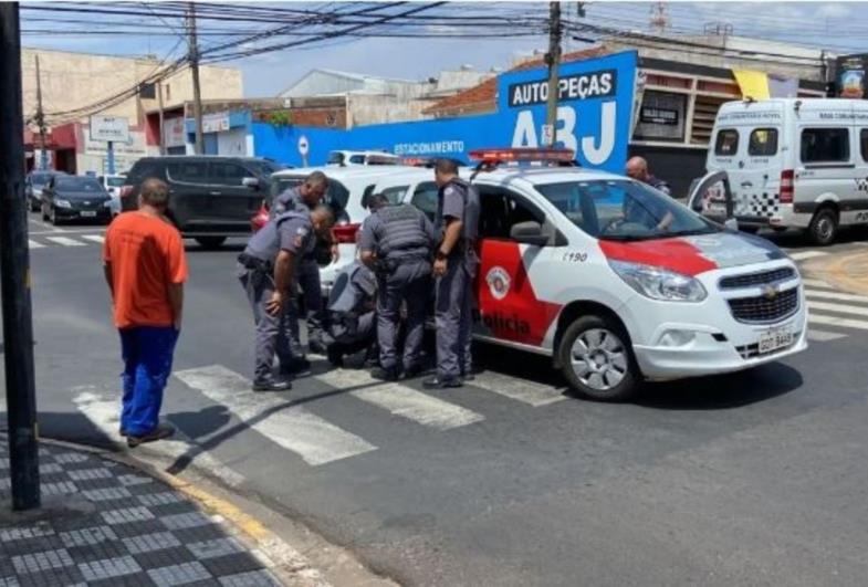 Policial militar fica ferido após veículo avançar sinal vermelho e atingir viatura