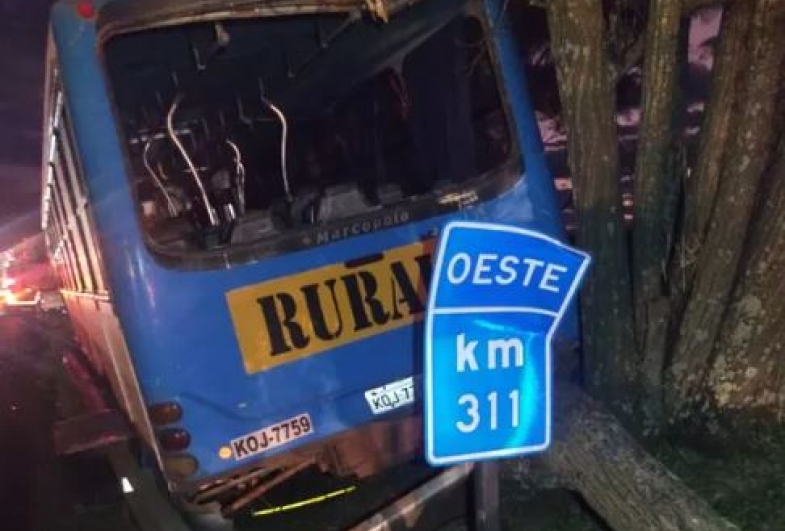 Acidente com ônibus rural deixa três pessoas gravemente feridas em Santa Cruz do Rio Pardo