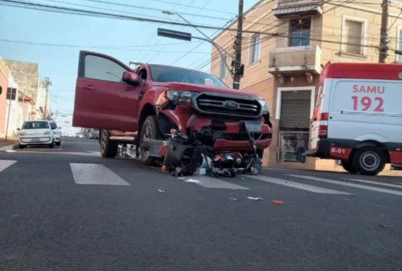 Motociclista fica ferido após ser atingido por caminhonete em cruzamento