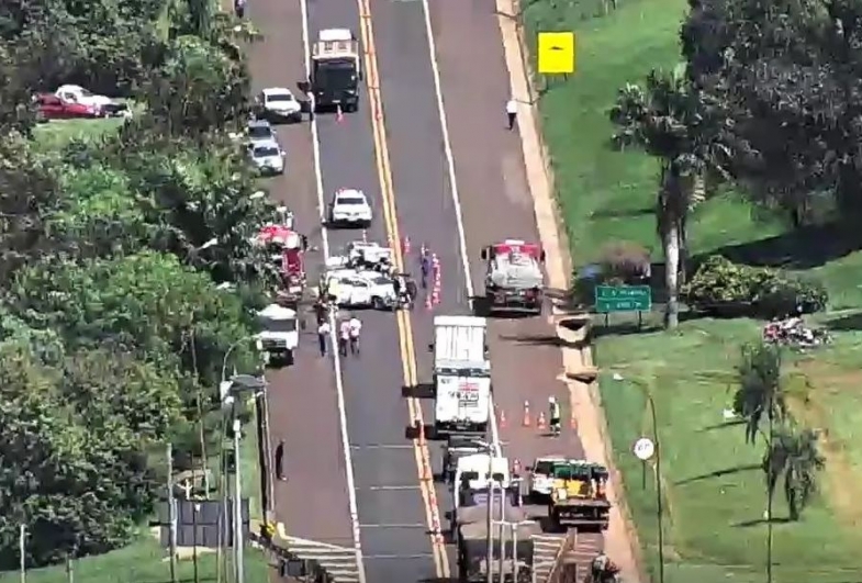 Acidente entre caminhão e automóvel deixa um morto na SP-255, em Taquarituba.