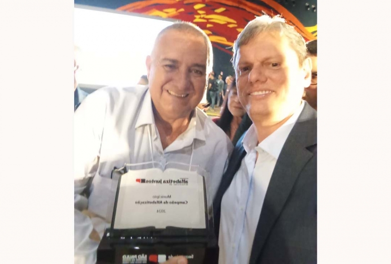 Sarutaiá recebe prêmio de Campeão de Alfabetização