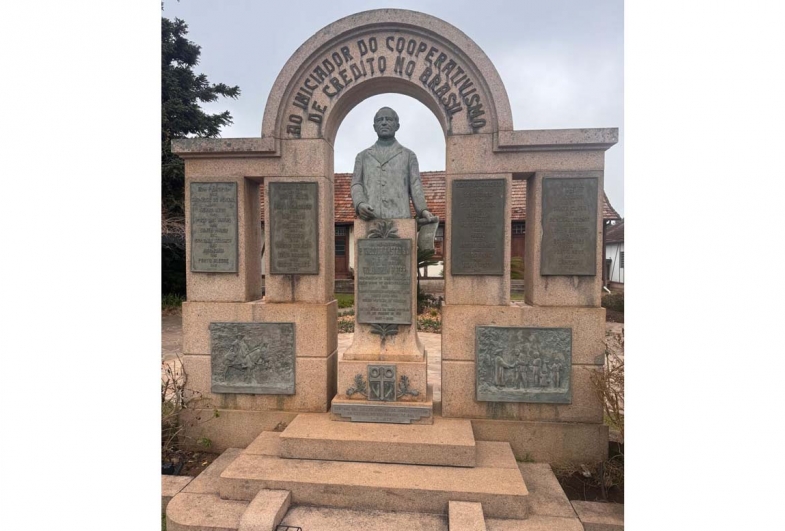 Monumento a Theodor Amstad, pai do cooperativismo  de crédito no Brasil em Nova Petrópolis-RS