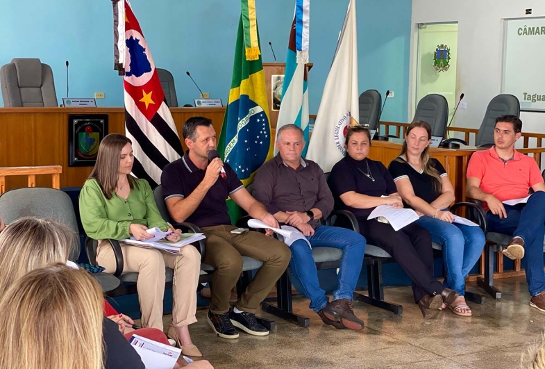 Barbara Soldera, responsável pelo Caee Centro de Atendimento Educacional Especializado, vice-prefeito Rafael Corona, prefeito Edinho Fundão, Lenita Romano Bergamo secretária da Educação e presidente d