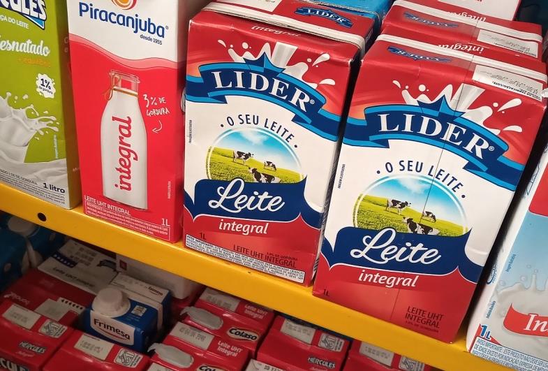 Fundo Social de Avaré recebe doação de leite arrecadado em eventos