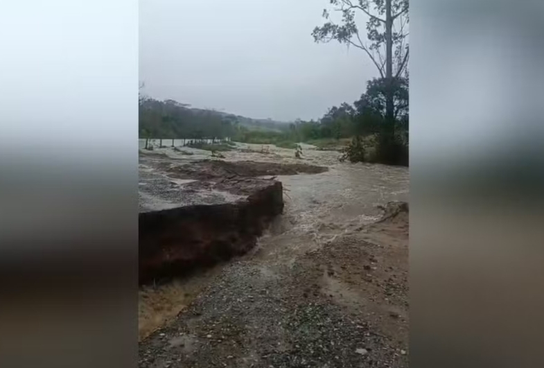 Asfalto de estrada vicinal em Itapetininga (SP) se rompeu devido ao volume da chuva nesta quinta-feira (10) — Foto: Reprodução/Redes sociais