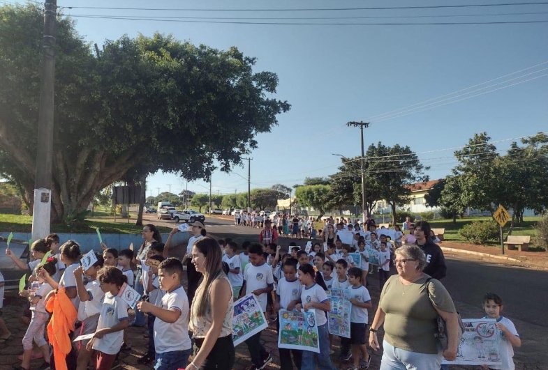 Alunos percorreram as ruas da cidade