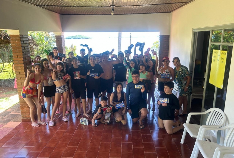 Alunos Teens e equipe com seus prêmios do Amigo  Chocolate da Onça, brincadeira clássica da gincana