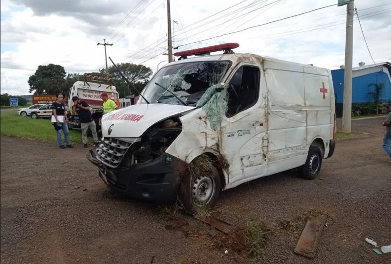 Ambulância capota após ser atingida por carro em rodovia de Avaré