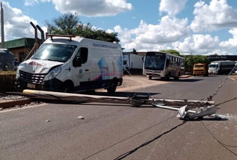 Homem furta ambulância, provoca acidentes e bate contra poste