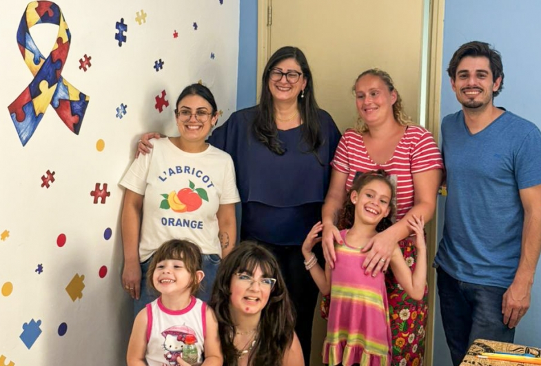 Ana Rita (2ª da esquerda para a direita), com Alessandra, Enzo e uma das famílias atendidas