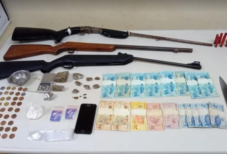 Homem é preso com armas e porções de drogas enterradas em Cerqueira César