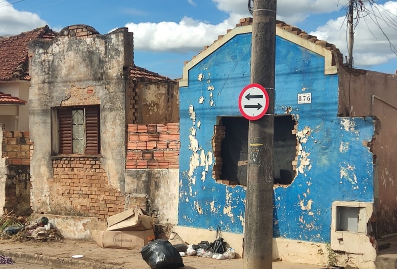 Casas que ofereciam riscos à população são derrubadas em Avaré