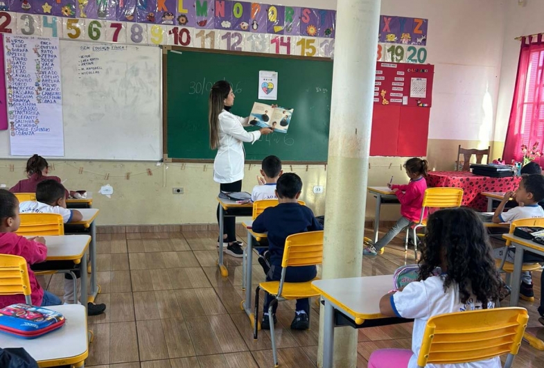 Assistente social Cida, durante atividade