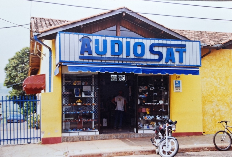 A loja foi rebatizada como Audiosat em 2003