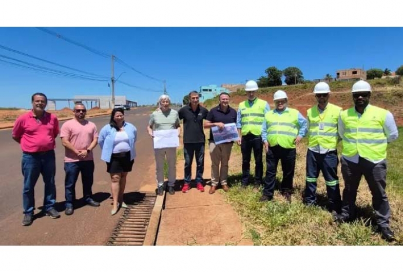 Autoridades no início da obra