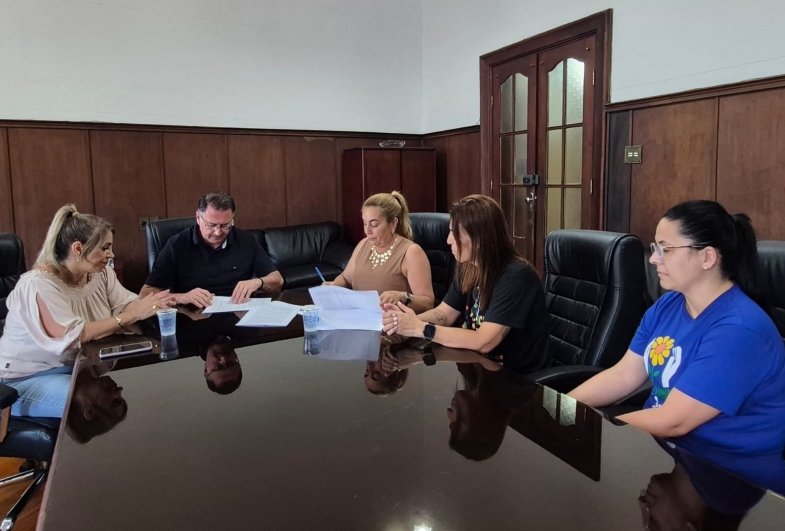 Prefeito Roberto Araujo autoriza repasse de recursos à Apae de Avaré