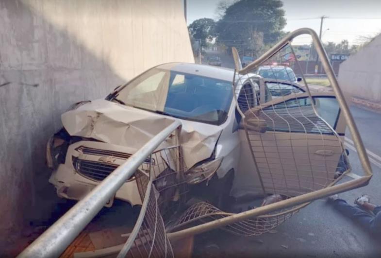 Grupo é detido após bater carro em grade de túnel durante perseguição policial em Avaré