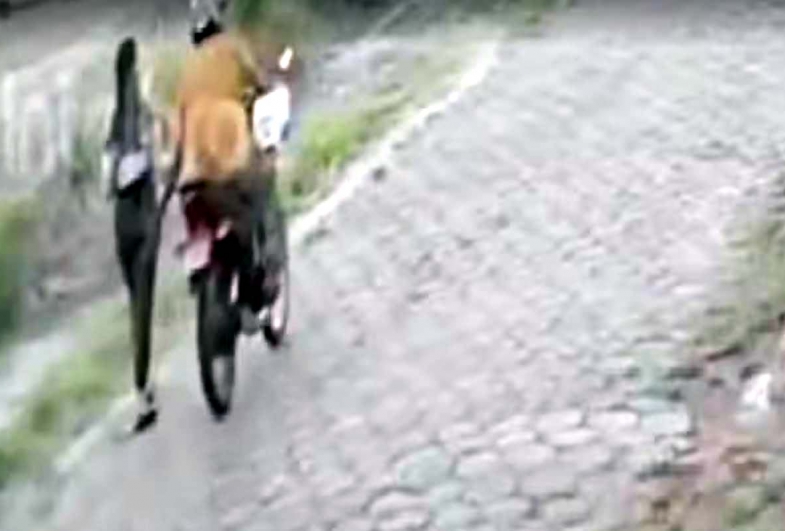 Mulher que levou tapa na bunda enquanto caminhava com a filha no colo fala sobre ataque: 'Parei de passear com minha bebê'