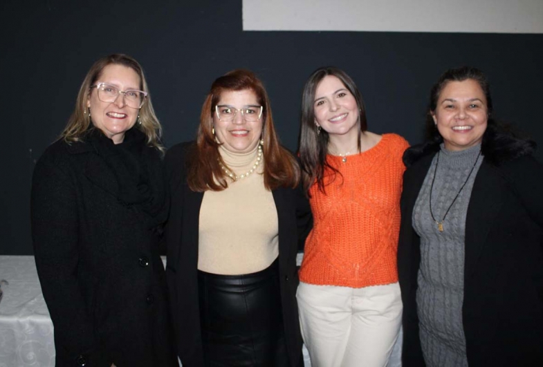 Palestrante Dra. Ana Paula com equipe  do CAEE e secretária da educação Lenita