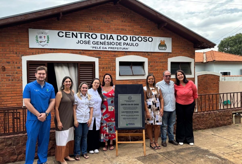 Os representantes da equipe de saúde presentes com a secretária Ariele e o prefeito Marcão do Haras