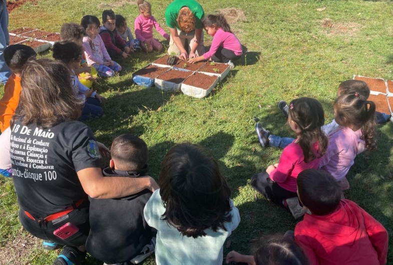 Crianças desenvolvendo o a prática do cultivo